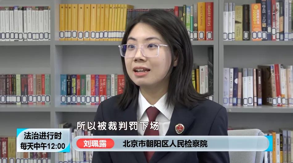 裁判足球规则红白球员是什么_足球裁判红黄牌规则_足球球员红白裁判规则