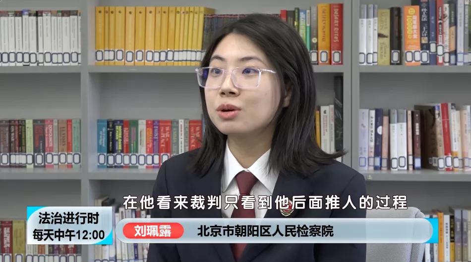 裁判足球规则红白球员是什么_足球裁判红黄牌规则_足球球员红白裁判规则