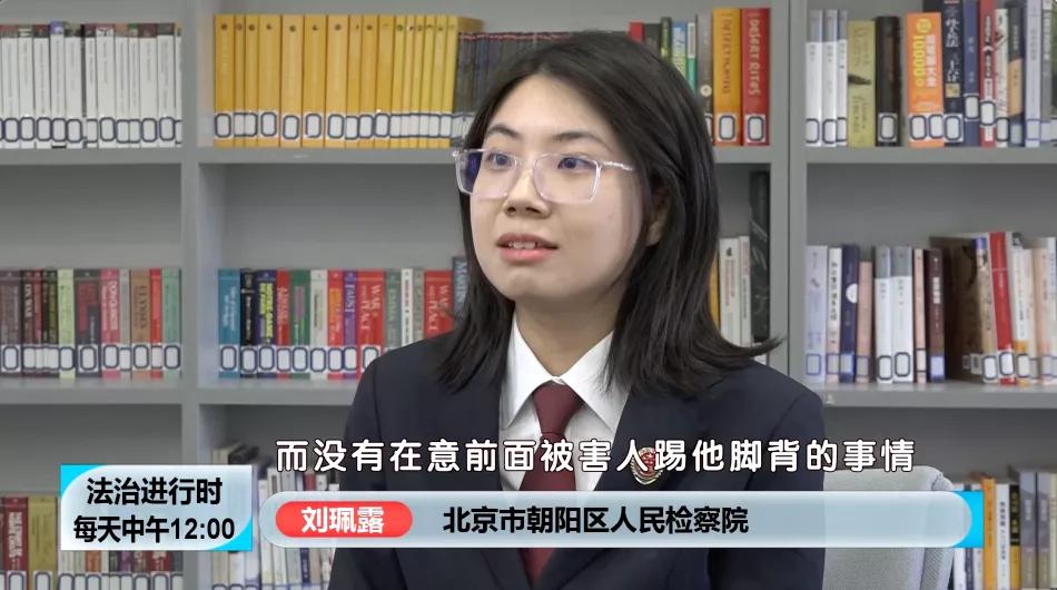 足球球员红白裁判规则_裁判足球规则红白球员是什么_足球裁判红黄牌规则