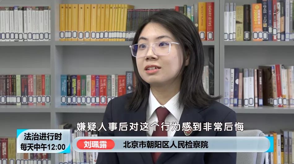 裁判足球规则红白球员是什么_足球球员红白裁判规则_足球裁判红黄牌规则