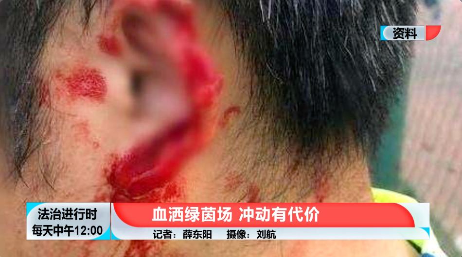 足球球员红白裁判规则_足球裁判红黄牌规则_裁判足球规则红白球员是什么