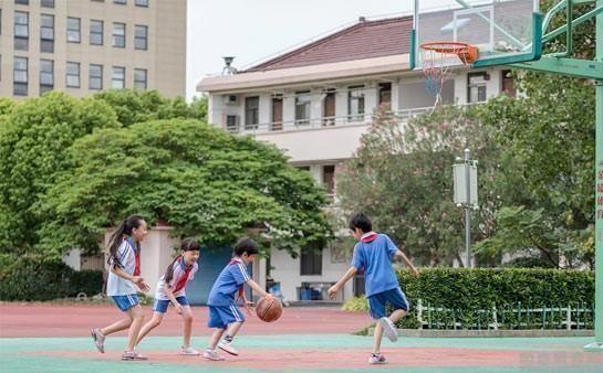 西安人从众体育训练基地：专项课程助力学员篮球成长